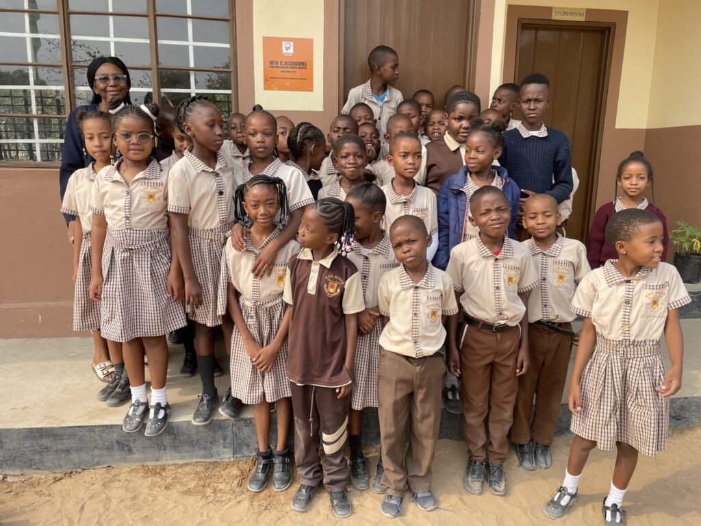 Bambini davanti alla Scuola Don Bosco