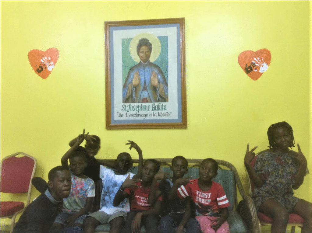 Salle de séjour et de devoirs pour le Day Care Center au Gabon