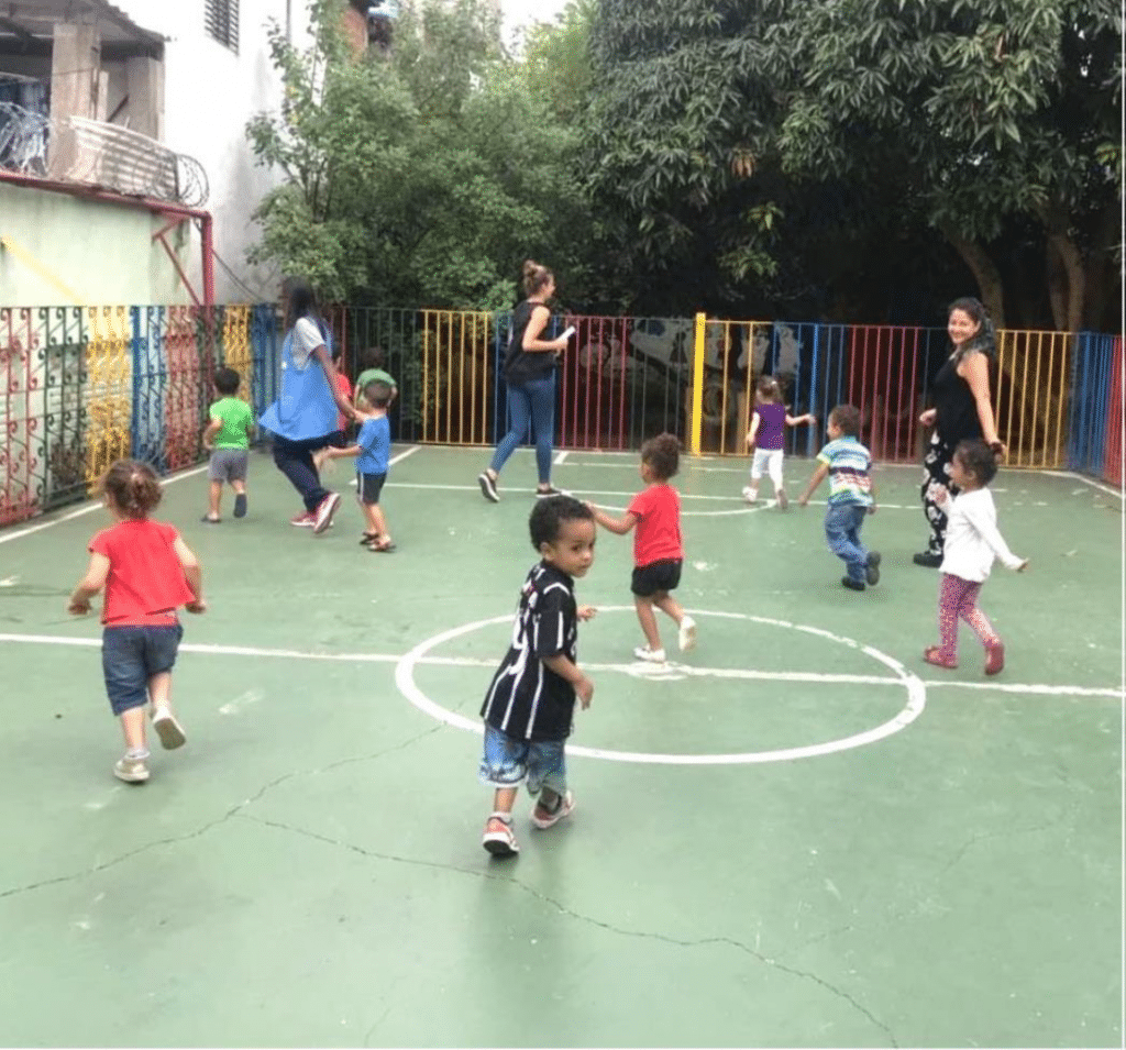 Des enfants qui courent sur un terrain de football
