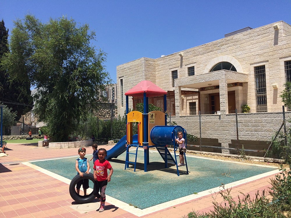 Enfants sur une aire de jeux