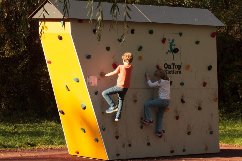 Muro di roccia con bambino I