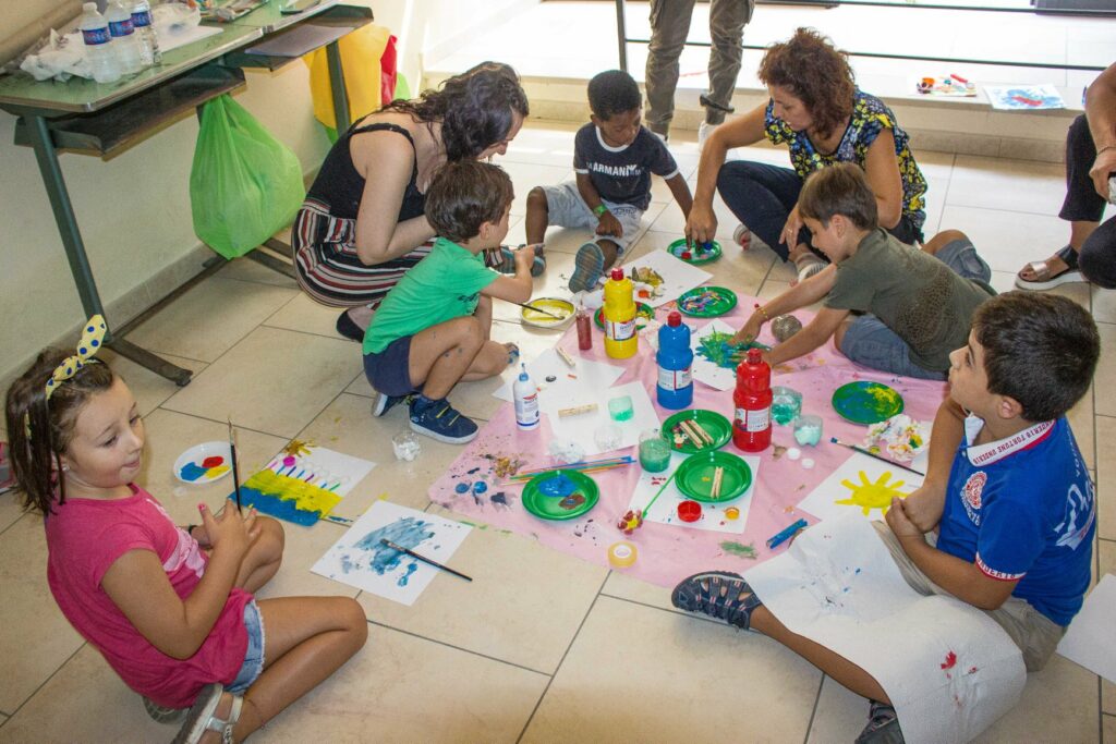 Dipingere i bambini con gli accompagnatori