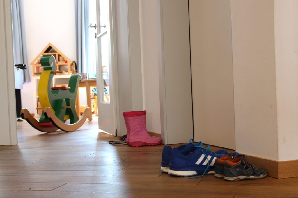 Corridoio con scarpe per bambini