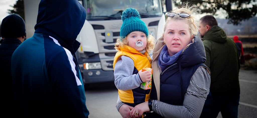 Une mère ukrainienne avec son enfant dans les bras