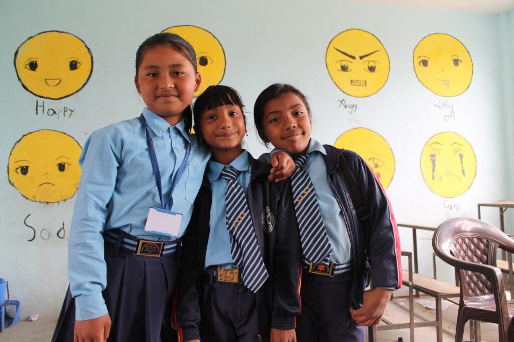 Bambini in Nepal con abiti scolastici caldi