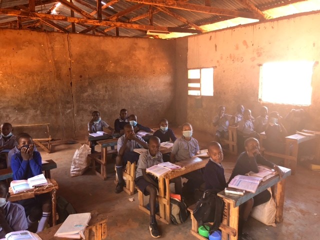 Kinderen op basisschool Kinakoni