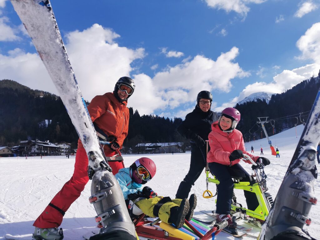 Formazione allo skibob per bambini con disabilità