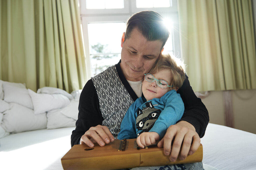 Terapista con bambino durante la musicoterapia