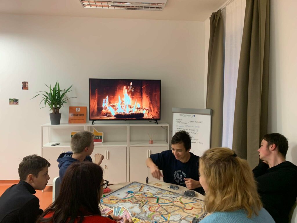 Los niños juegan a juegos de mesa con un nuevo monitor de fondo