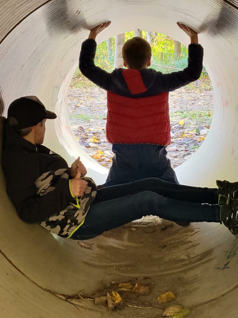 Due bambini nel famoso tunnel per gattonare