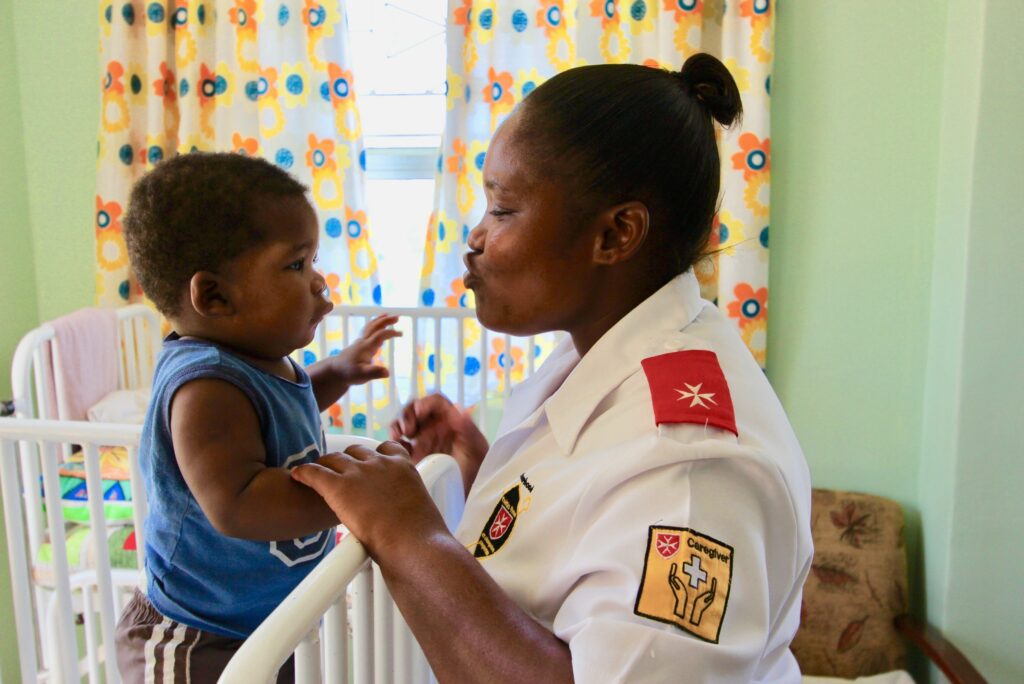 Una cuidadora con su hijo en la sala de lactantes recién equipada