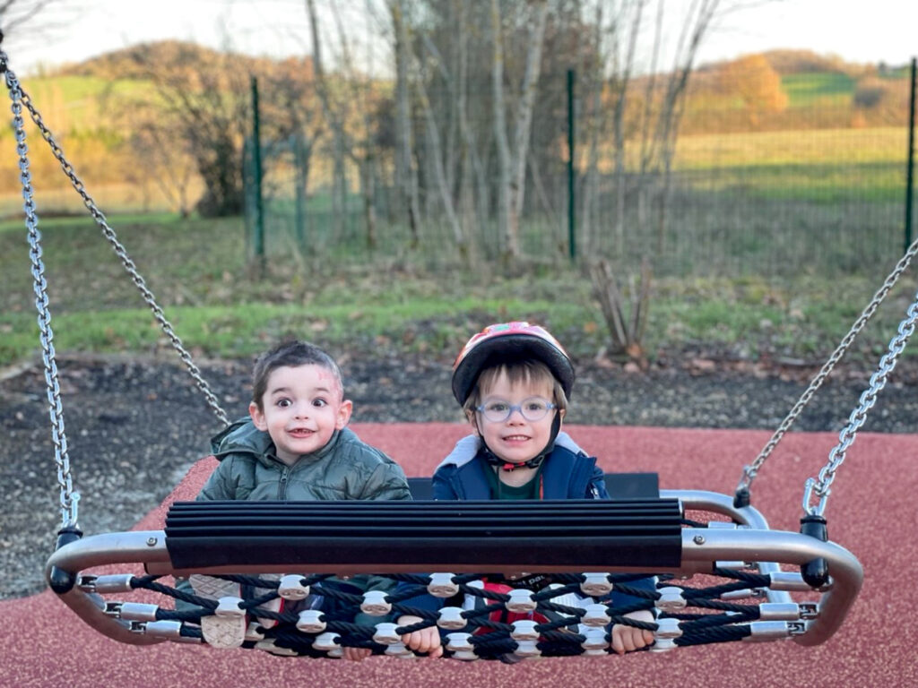 2 bambini su una nuova amaca nel parco giochi inclusivo