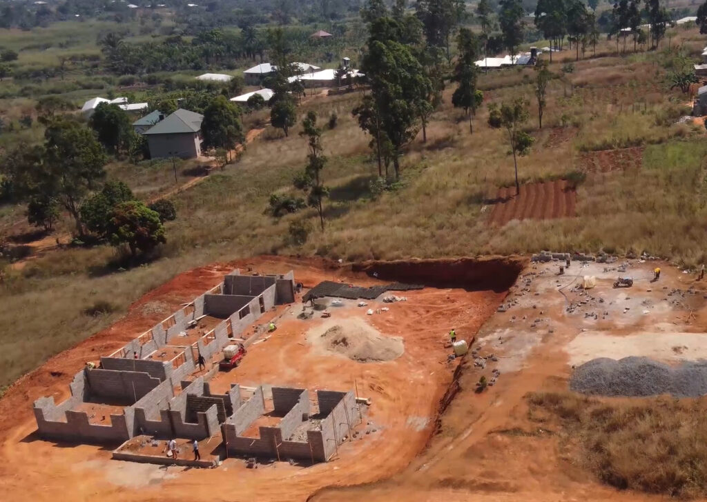 Luchtfoto van de vergevorderde bouwplaats van het Safe House in Bamenda.