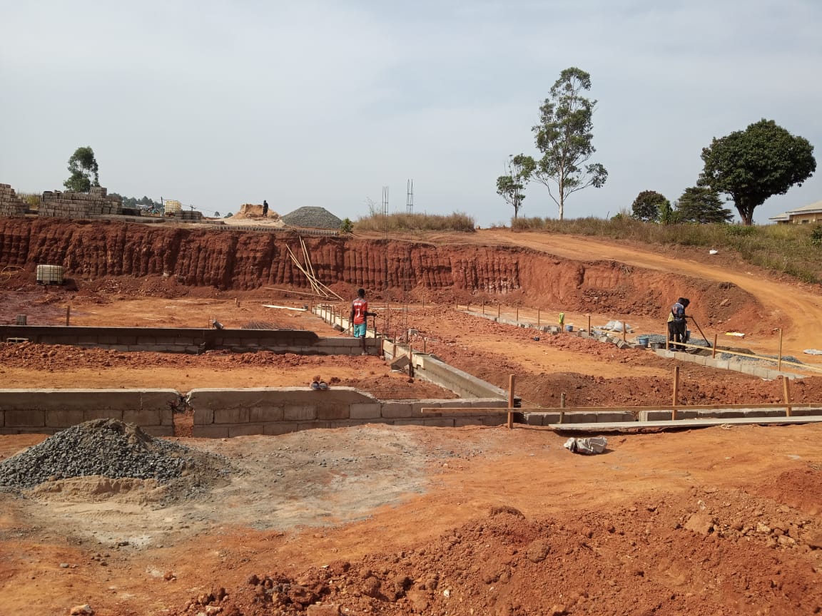 Bouwplaats van het Safe House in Bamenda. De eerste stenen zijn gelegd en er zijn 3 mannen aan het werk.
