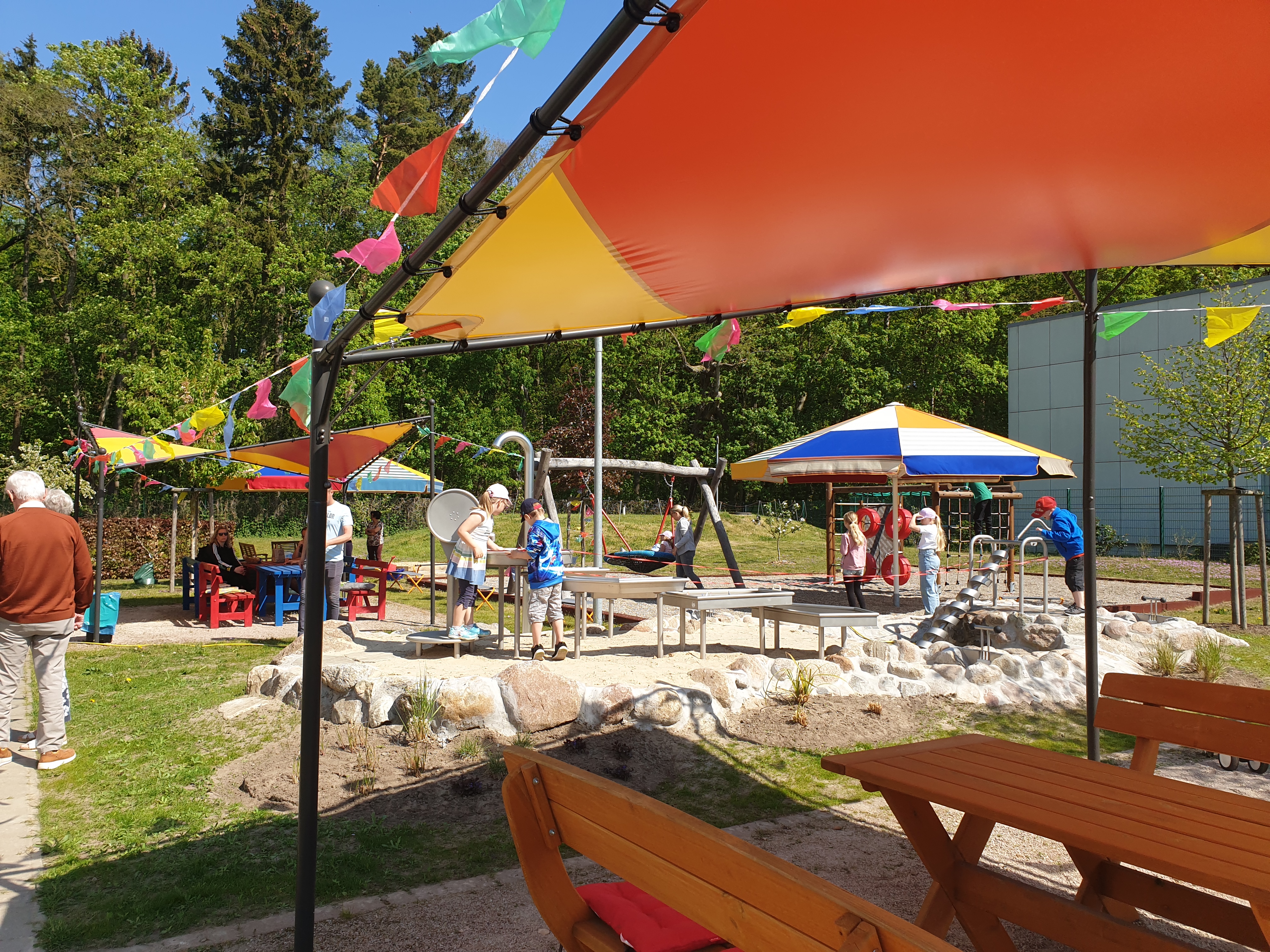Parco giochi acquatico colorato con i bambini che sguazzano