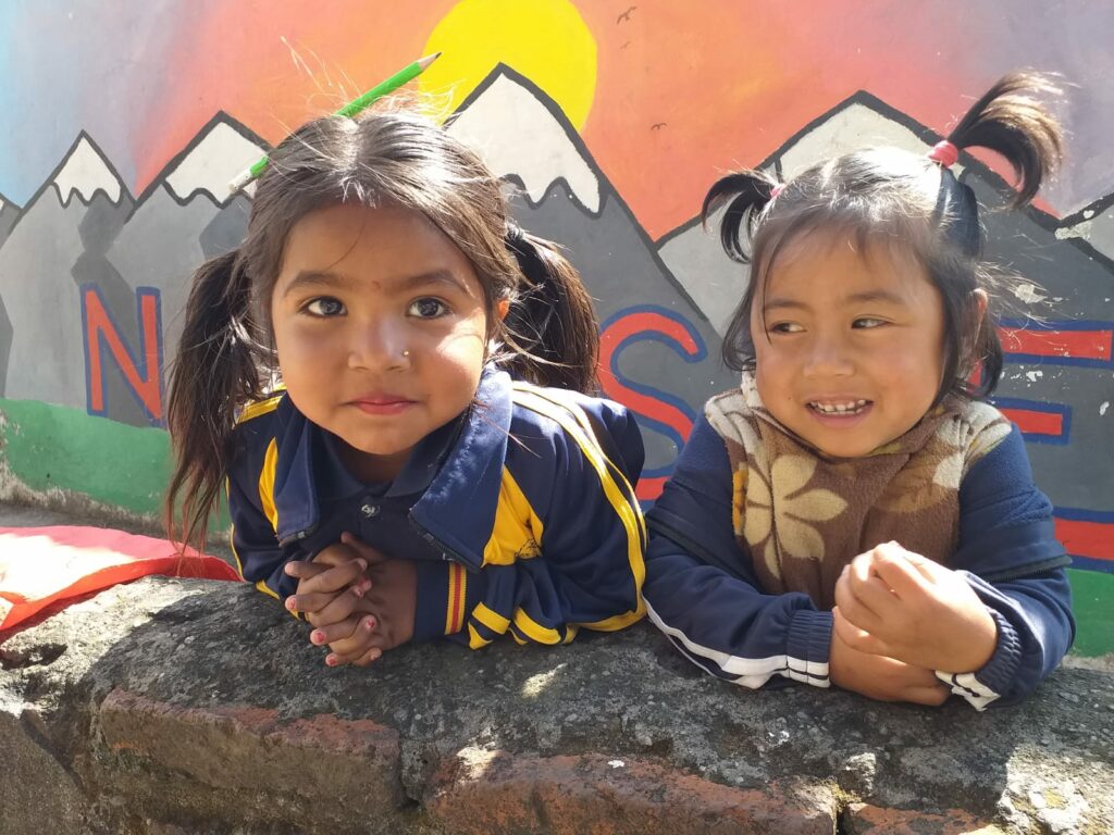 Los niños están encantados con los nuevos uniformes escolares