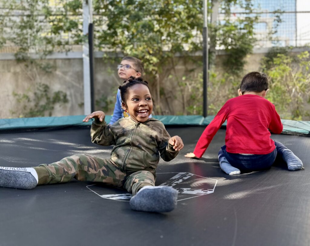 Il parco giochi inclusivo è protetto da tende da sole
