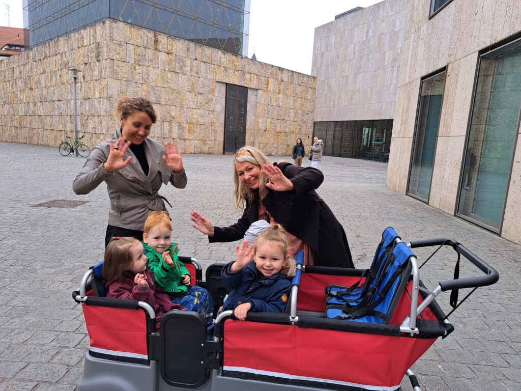 Ukrainische Kinder mit dem neuen Krippenwagen