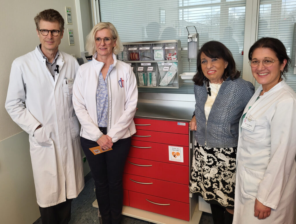 Regine Sixt ha consegnato personalmente i nuovi carrelli d'emergenza al German Heart Centre di Monaco di Baviera