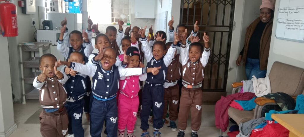 I bambini dell'orfanotrofio di Baphumelele vestiti con i nuovi abiti invernali