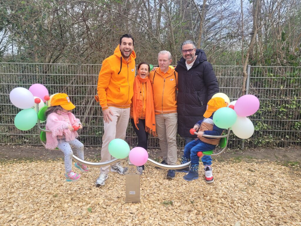 Nuova altalena per i bambini della scuola materna